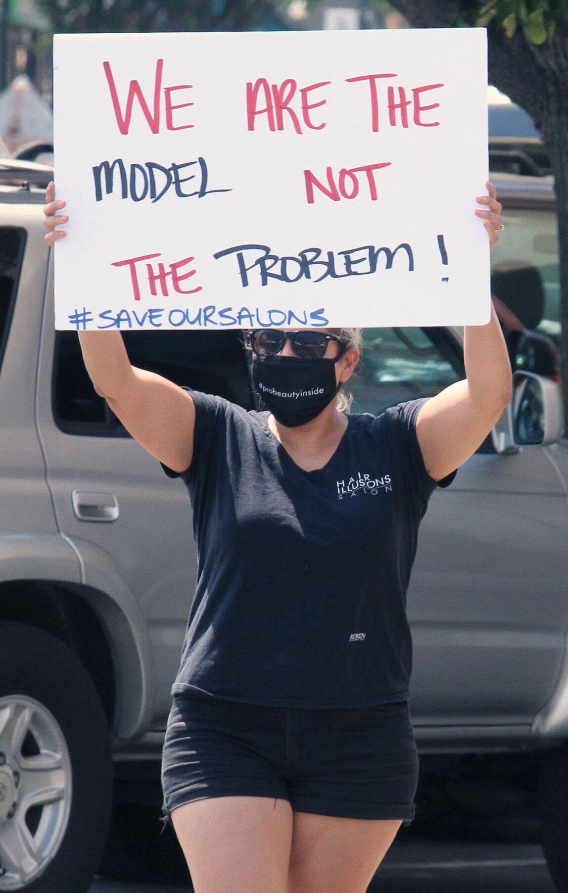 Salons protest closure